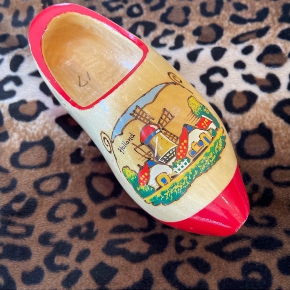 Wooden hand painted Holland Windmill scenery  shoe EUC